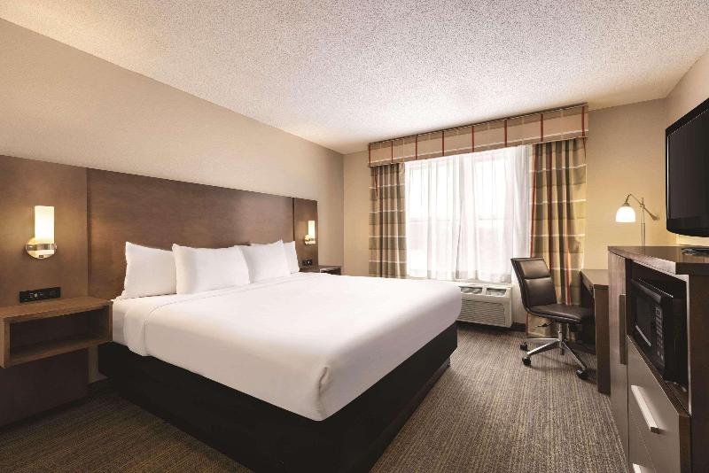 Country Inn & Suites by Radisson, Forest Lake, MN image