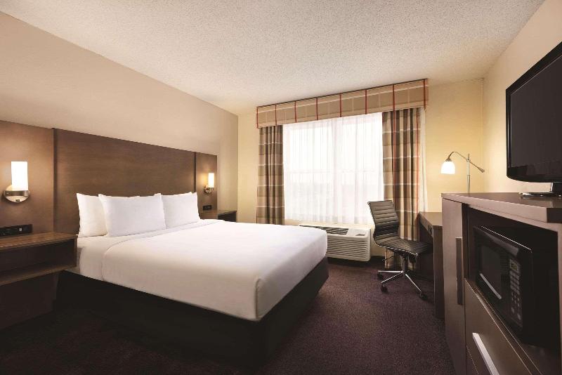 Country Inn & Suites by Radisson, Forest Lake, MN image