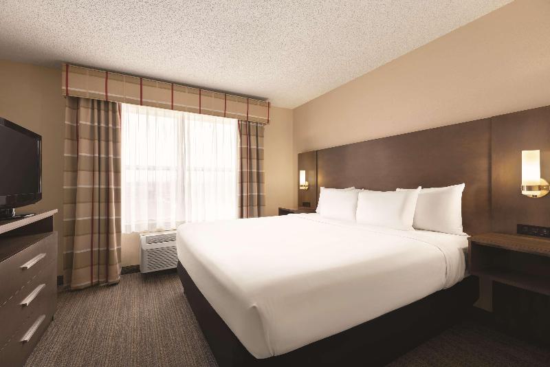 Country Inn & Suites by Radisson, Forest Lake, MN image