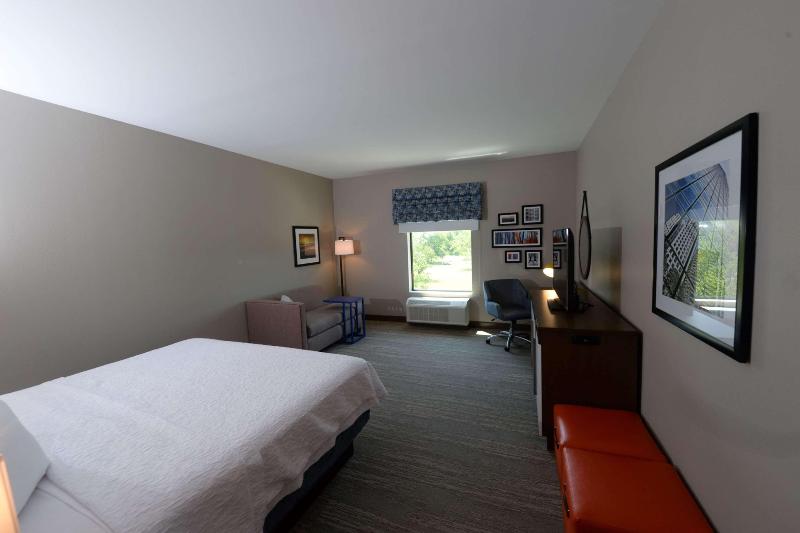Hampton Inn & Suites By Hilton Lenoir image