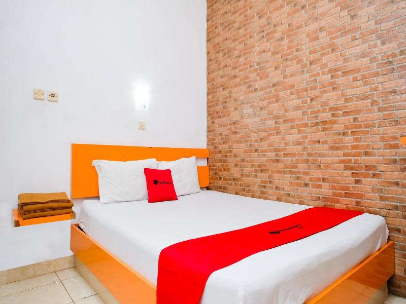 RedDoorz near Hartono Mall image