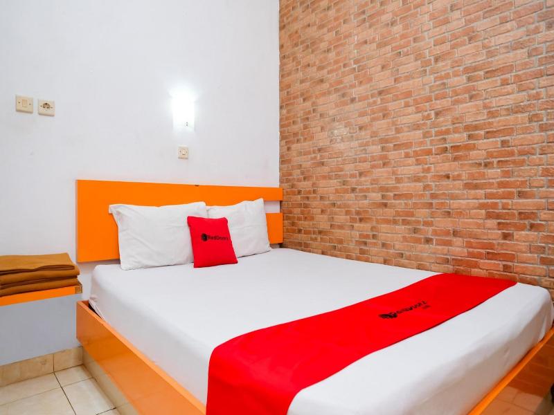 RedDoorz near Hartono Mall image