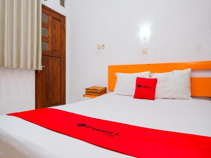 RedDoorz near Hartono Mall image