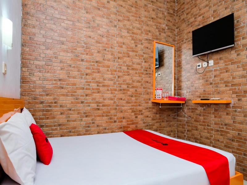 RedDoorz near Hartono Mall image