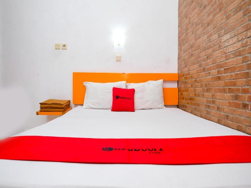RedDoorz near Hartono Mall image