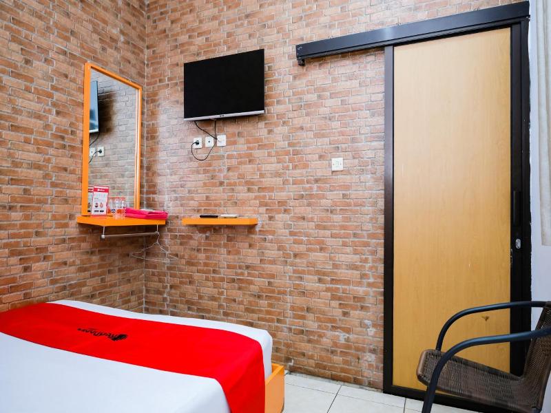 RedDoorz near Hartono Mall image