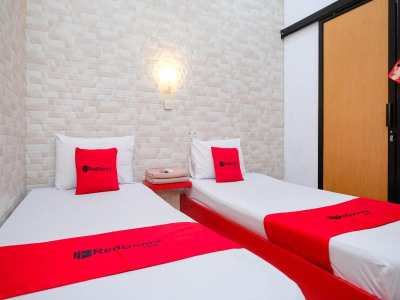 RedDoorz near Hartono Mall image