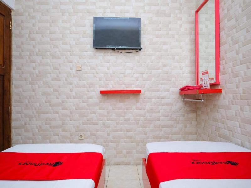 RedDoorz near Hartono Mall image