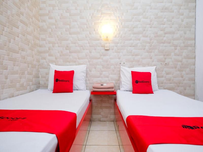 RedDoorz near Hartono Mall image