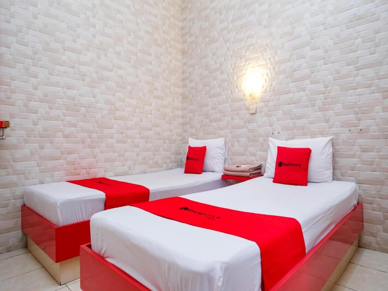 RedDoorz near Hartono Mall image