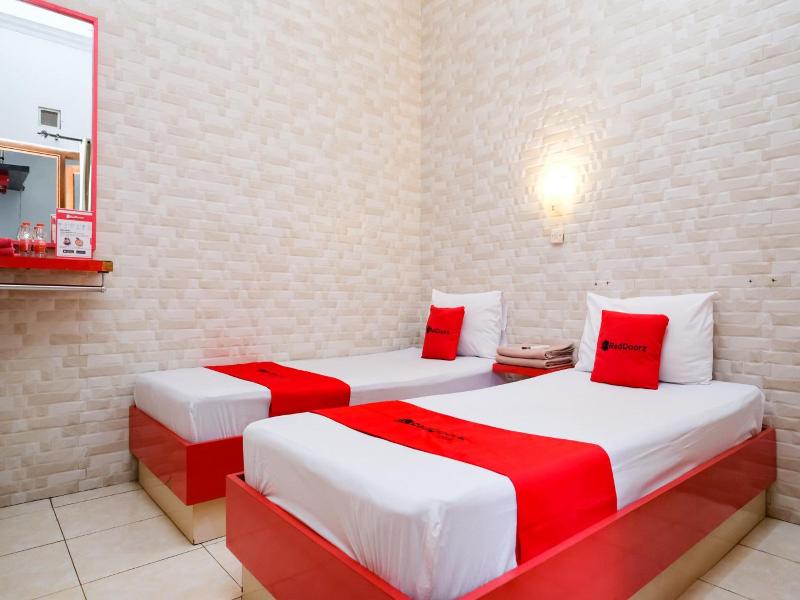 RedDoorz near Hartono Mall image