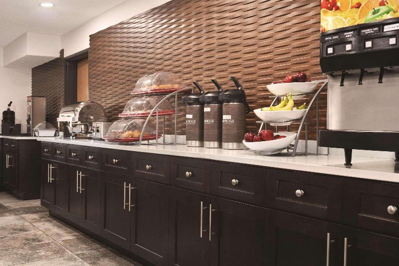 Country Inn & Suites by Radisson Auburn IN image