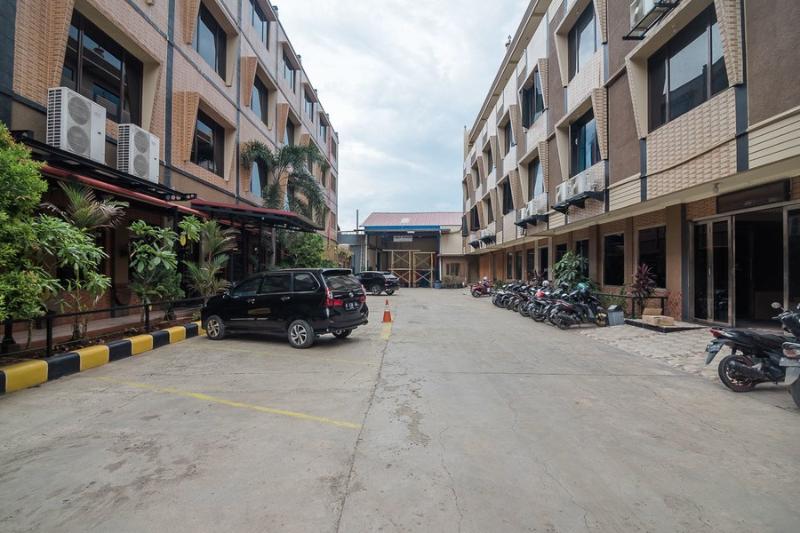 RedDoorz Plus near Soekarno Hatta Airport 2 image