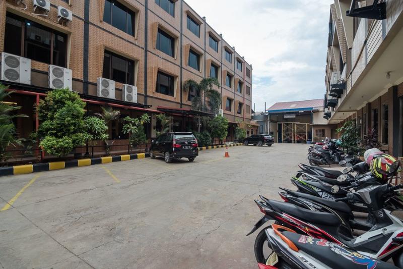 RedDoorz Plus near Soekarno Hatta Airport 2 image