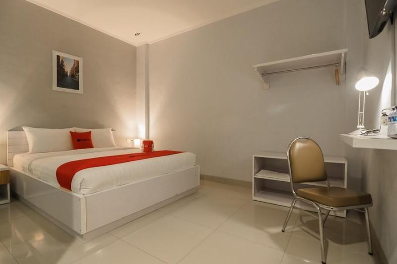 RedDoorz Plus near Soekarno Hatta Airport 2 image