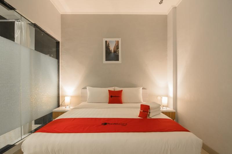 RedDoorz Plus near Soekarno Hatta Airport 2 image