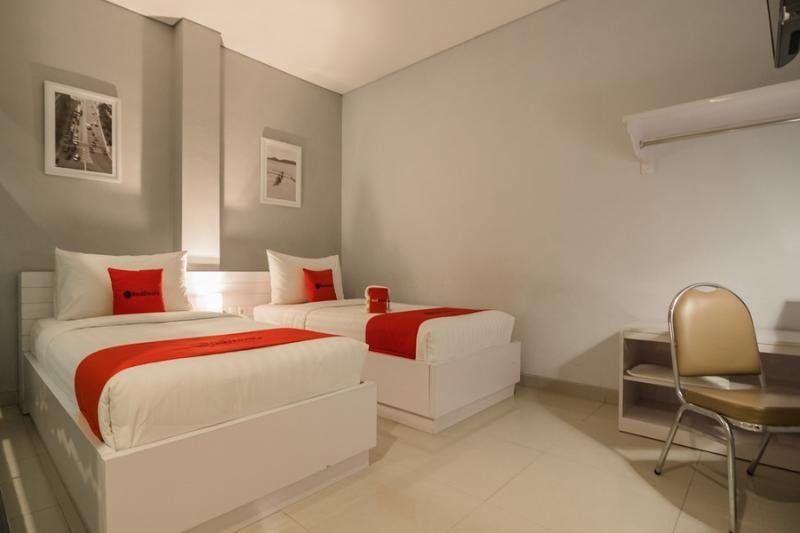 RedDoorz Plus near Soekarno Hatta Airport 2 image