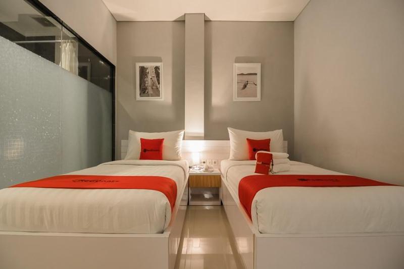 RedDoorz Plus near Soekarno Hatta Airport 2 image