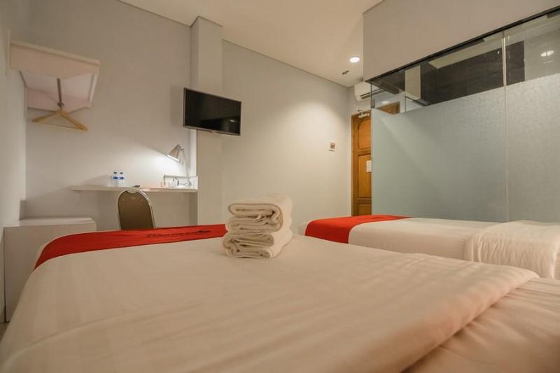 RedDoorz Plus near Soekarno Hatta Airport 2 image