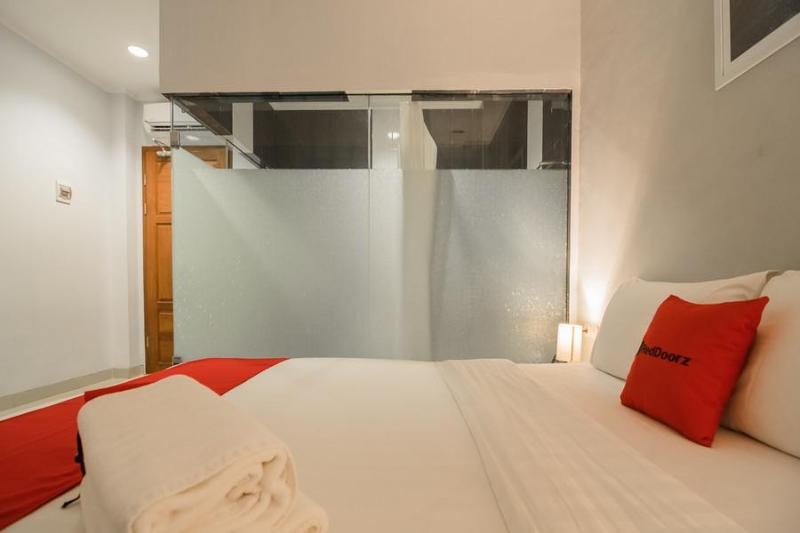 RedDoorz Plus near Soekarno Hatta Airport 2 image