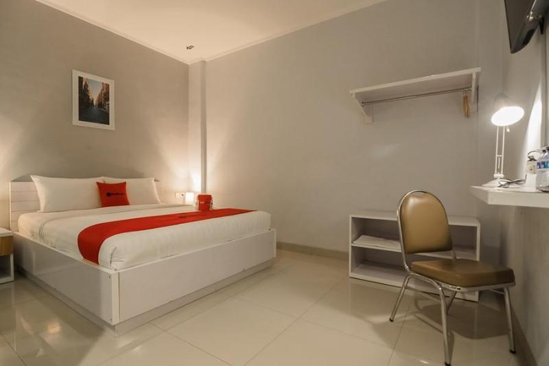 RedDoorz Plus near Soekarno Hatta Airport 2 image
