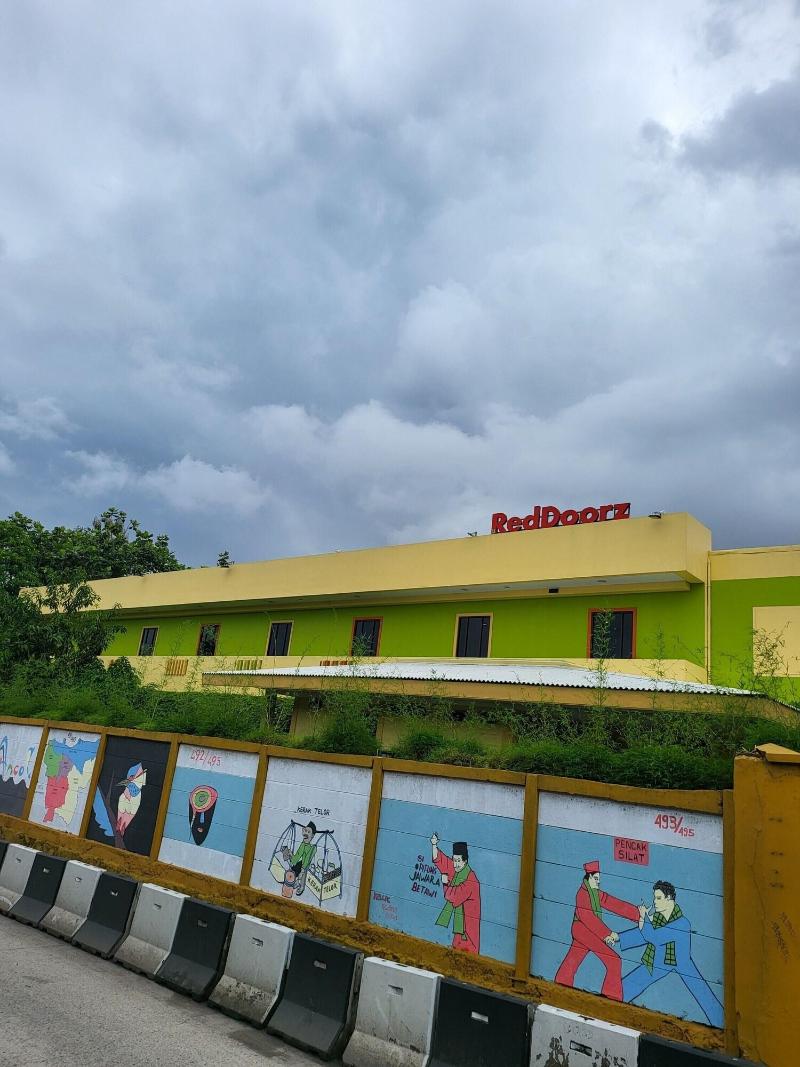 RedDoorz Plus near Dunia Fantasi Ancol image