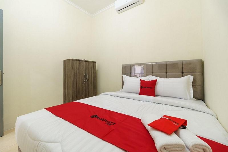 RedDoorz Syariah near RS Mitra Keluarga Depok