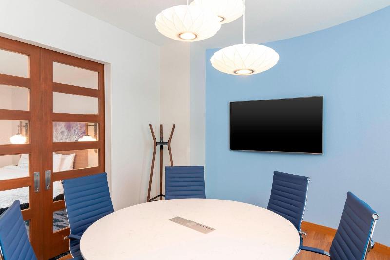 Fairfield Inn Suites Fair Oaks Farms image