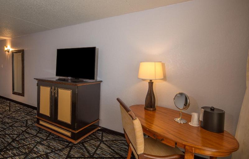 Whispering Woods Hotel And Conference Center image