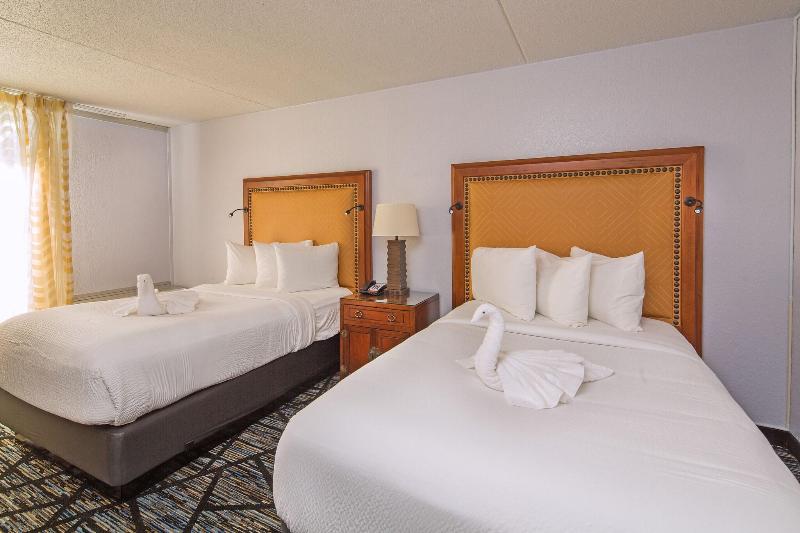 Whispering Woods Hotel And Conference Center image