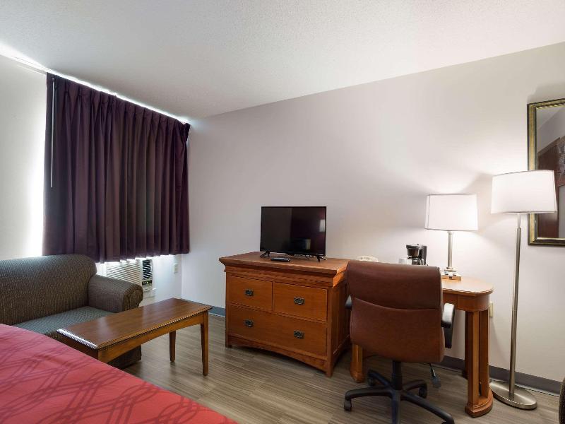 Econo Lodge Inn & Suites Escanaba North image