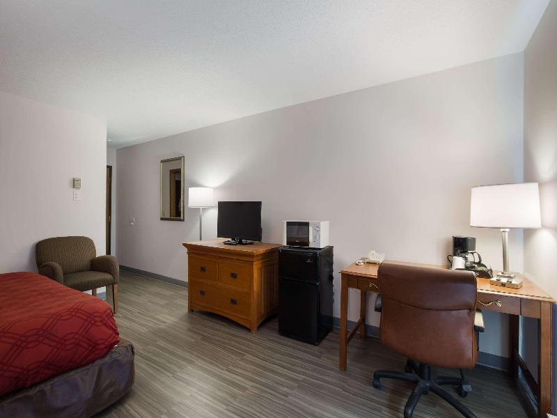 Econo Lodge Inn & Suites Escanaba North image