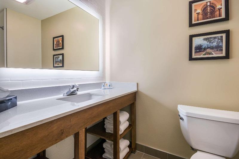 Comfort Inn & Suites Harrisburg - Hershey West image