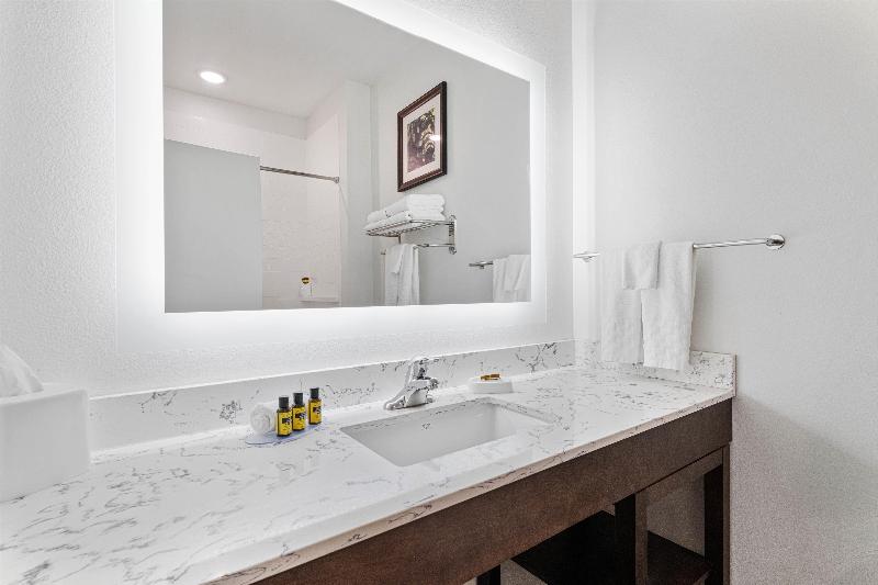 Best Western Plus New Richmond Inn & Suites image