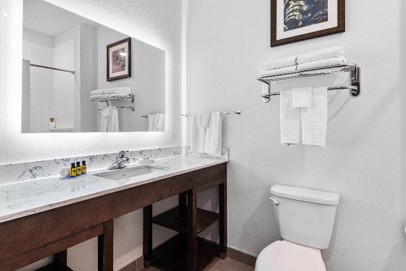 Best Western Plus New Richmond Inn & Suites image