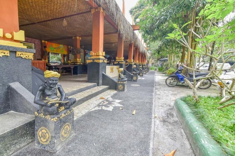 RedDoorz Plus near Tirta Empul Temple Ubud