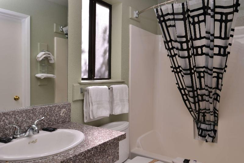 Americas Best Value InnSuites ClearlakeWineCountry image