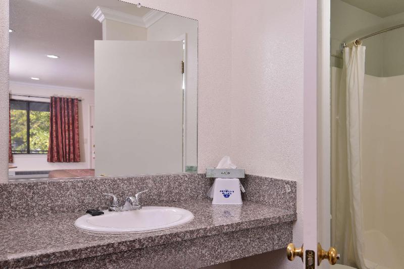 Americas Best Value InnSuites ClearlakeWineCountry image