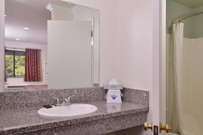 Americas Best Value InnSuites ClearlakeWineCountry image