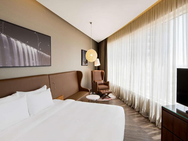 Radisson Blu Hotel, Dubai Canal View image