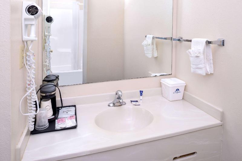 Americas Best Value Inn Sullivan image