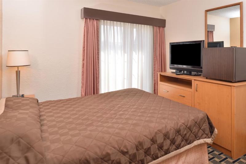 Americas Best Value Inn And Suites St. Cloud image
