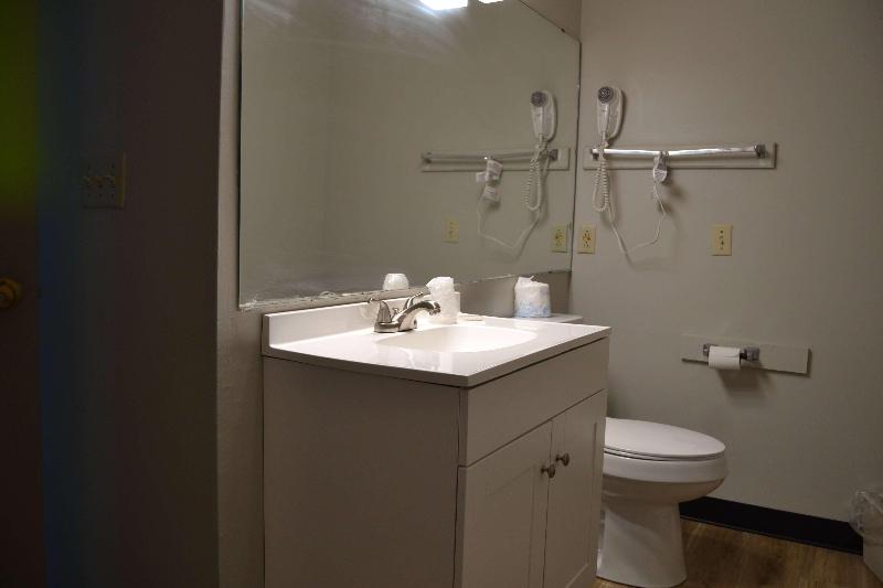 Days Inn & Suites By Wyndham Sikeston Mo image