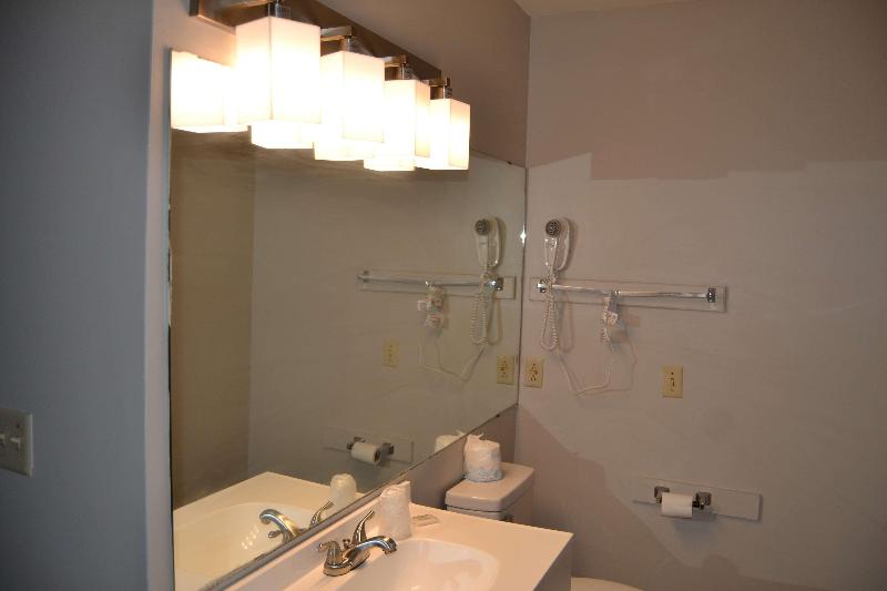 Days Inn & Suites By Wyndham Sikeston Mo image