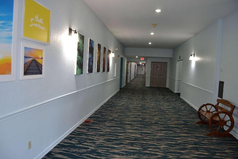 Days Inn & Suites By Wyndham Sikeston Mo image