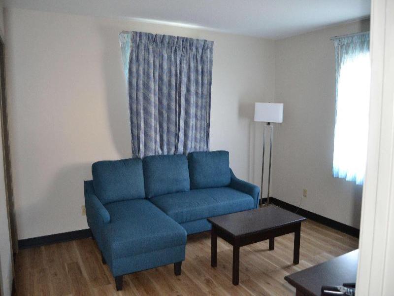 Days Inn & Suites By Wyndham Sikeston Mo image