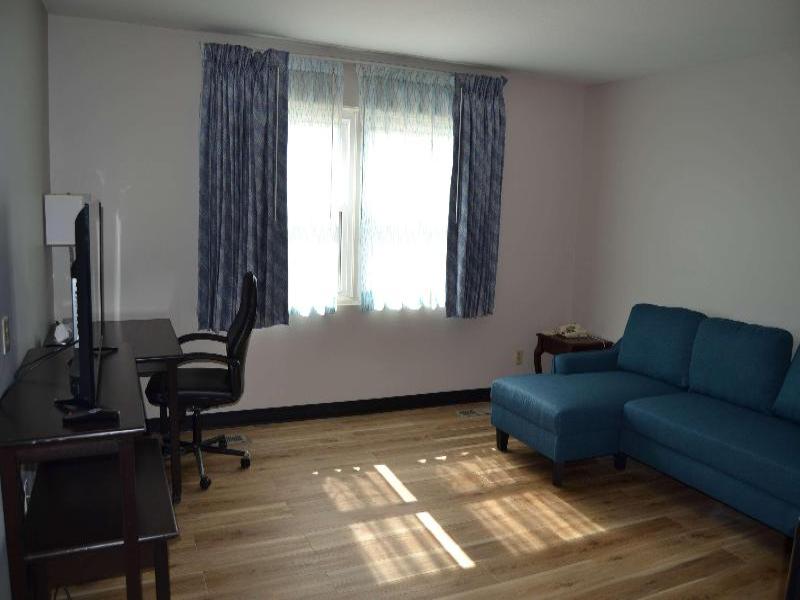 Days Inn & Suites By Wyndham Sikeston Mo image