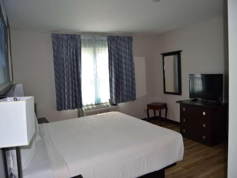 Days Inn & Suites By Wyndham Sikeston Mo image