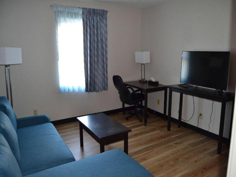 Days Inn & Suites By Wyndham Sikeston Mo image