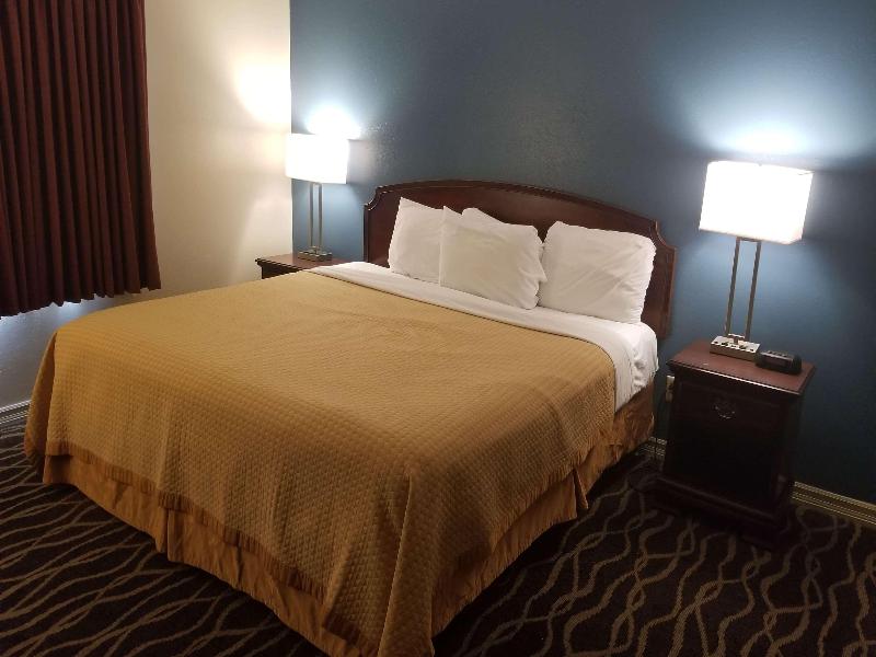 Days Inn & Suites By Wyndham Sikeston Mo image
